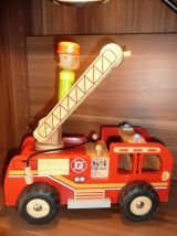 Camion de pompier en bois avec personnage