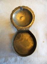 Petite boite à bijoux à priser artisanal argenté