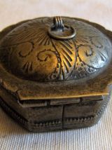 Petite boite à bijoux à priser artisanal argenté