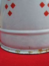 Grande cafetière émaillée blanche à damiers rouge (Années 20