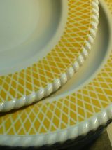  6 assiettes creuses "FB 16" jaunes relief Digouin