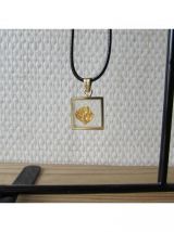 Très joli pendentif présentant une feuille d'or sous verre;