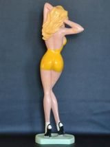 Pin Up robe jaune en résine années 1950