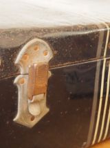 Valise bleue foncée en métal