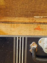 Valise bleue foncée en métal