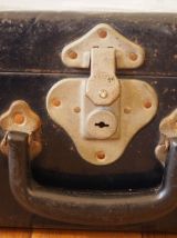 Valise bleue foncée en métal