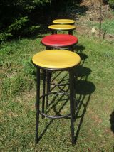 Suite de 4 tabourets de bar en bois coloré et métal noir