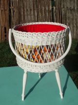 Belle travailleuse tripode en rotin blanc