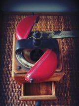 DIENES moulin à café bois blond et rouge vintage