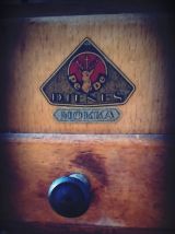 DIENES moulin à café bois blond et rouge vintage