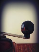 DIENES moulin à café bois blond et rouge vintage