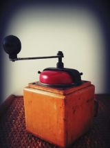 DIENES moulin à café bois blond et rouge vintage