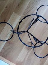 Porte plantes tripode en fer forgé torsadé noir