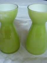 2 petits vases diabolo en verre vert