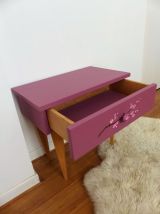 Petit meuble rose à tiroir