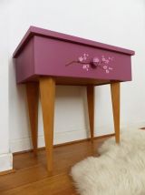 Petit meuble rose à tiroir