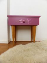 Petit meuble rose à tiroir