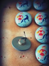 boutons bois bleu ciel motif fille et loup