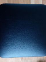 Tabouret en métal et skaï noir à pieds fuselés