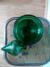 Carafe en verre moulé, de couleur verte avec bouchon bulbe