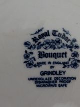 porcelaine anglaise Royal Tudor Grndley 2 assiettes à desser