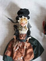 poupées miniatures costumes traditionnels