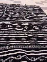Tapis kilim berbère noir fait à la main en laine 