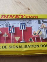 12 MINIS PANNEAUX DE SIGNALISATION ROUTIERE DINKY TOYS 