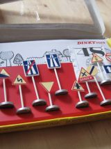 12 MINIS PANNEAUX DE SIGNALISATION ROUTIERE DINKY TOYS 