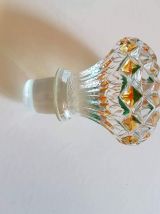 flacon vintage en verre avec bouchon ciselé coloré