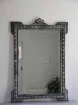 Miroir ancien en bois sculpté, patiné noir et argent
