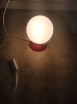 lampe à poser vintage rouge avec opaline blanche