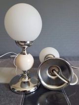 paire de lampes boule opaline blanche mate et bois peint
