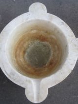 énorme mortier d'apothicaire en marbre blanc