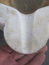 énorme mortier d'apothicaire en marbre blanc