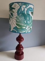 grande lampe vintage avec abat-jour jungle et pied tourné