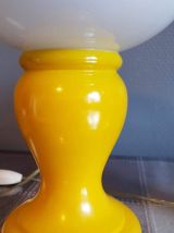 paire de lampes vintage en verre opaline blanches et jaunes