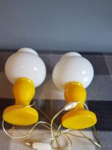 paire de lampes vintage en verre opaline blanches et jaunes