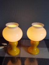 paire de lampes vintage en verre opaline blanches et jaunes