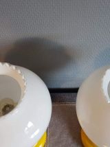 paire de lampes vintage en verre opaline blanches et jaunes