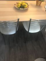 Ensemble de 2 très belles chaises assise en skaï blanc, piét