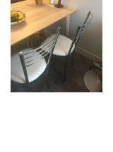 Ensemble de 2 très belles chaises assise en skaï blanc, piét