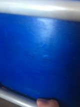 Chaise coque en plastique et pieds métal. Elle porte l'estam