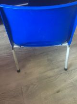 Chaise coque en plastique et pieds métal. Elle porte l'estam