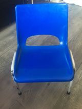 Chaise coque en plastique et pieds métal. Elle porte l'estam