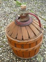 dame jeanne recouverte  en bois, vintage