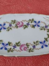 Théière et ses deux tasses miniature sur un plateau.