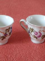 Théière et ses deux tasses miniature sur un plateau.