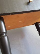 table de chevet vintage remise au goût du jour noire et or