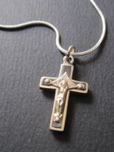 ancienne petite croix ,en métal blanc.avec chaine 55 cm 